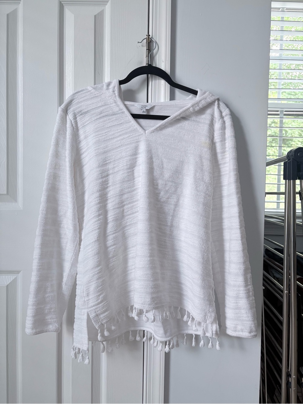 crown & ivy White Hooded V-Neck Tassel-Hem swim Top